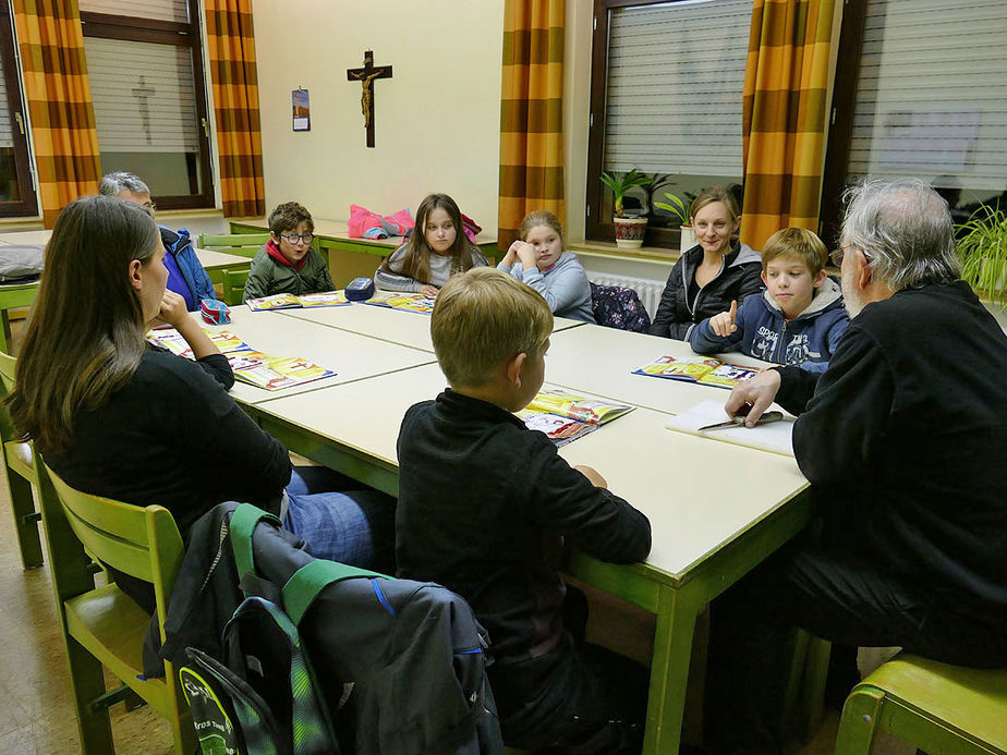 Symbolische Mantelteilung mit den Kommunionkindern (Foto: Karl-Franz Thiede)